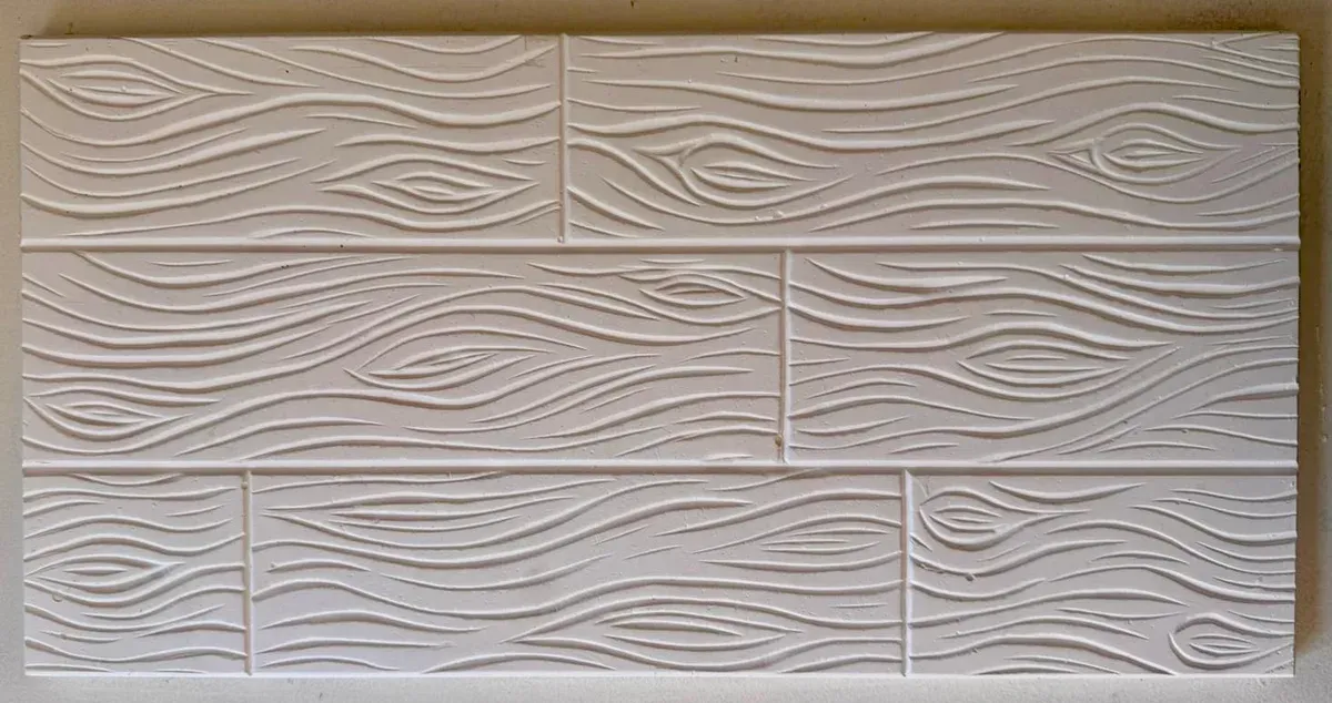 Placa de yeso con textura símil madera con vetas
