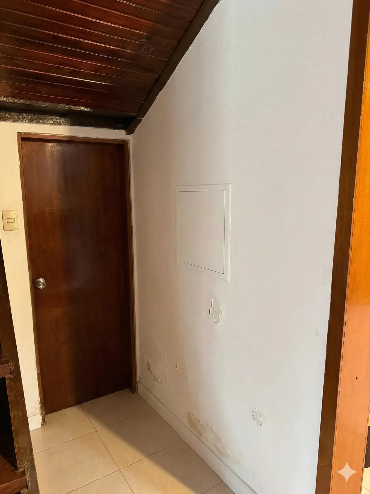 Pared de pasillo con humedad antes del tratamiento