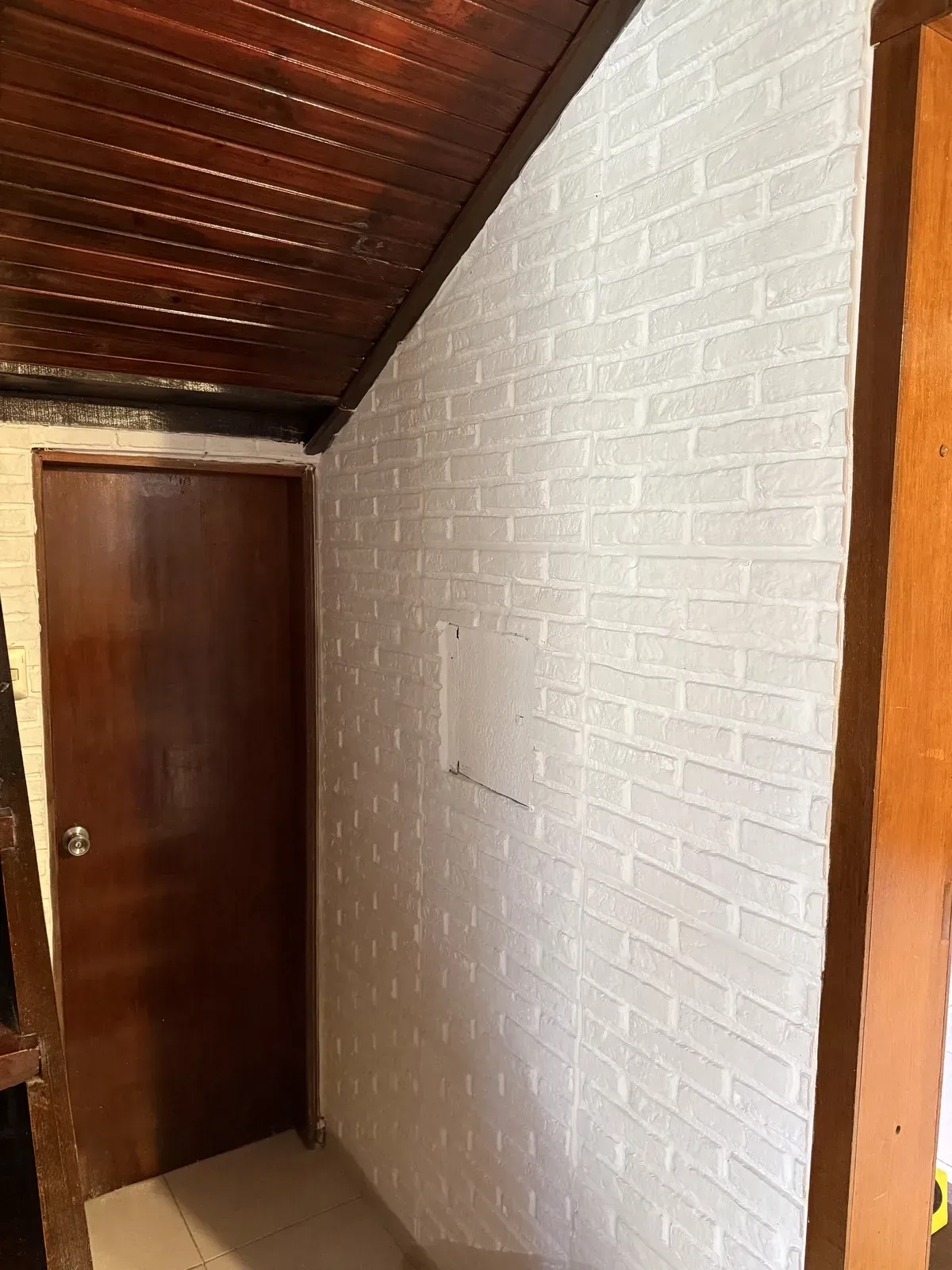 La misma pared del pasillo renovada con placas de yeso