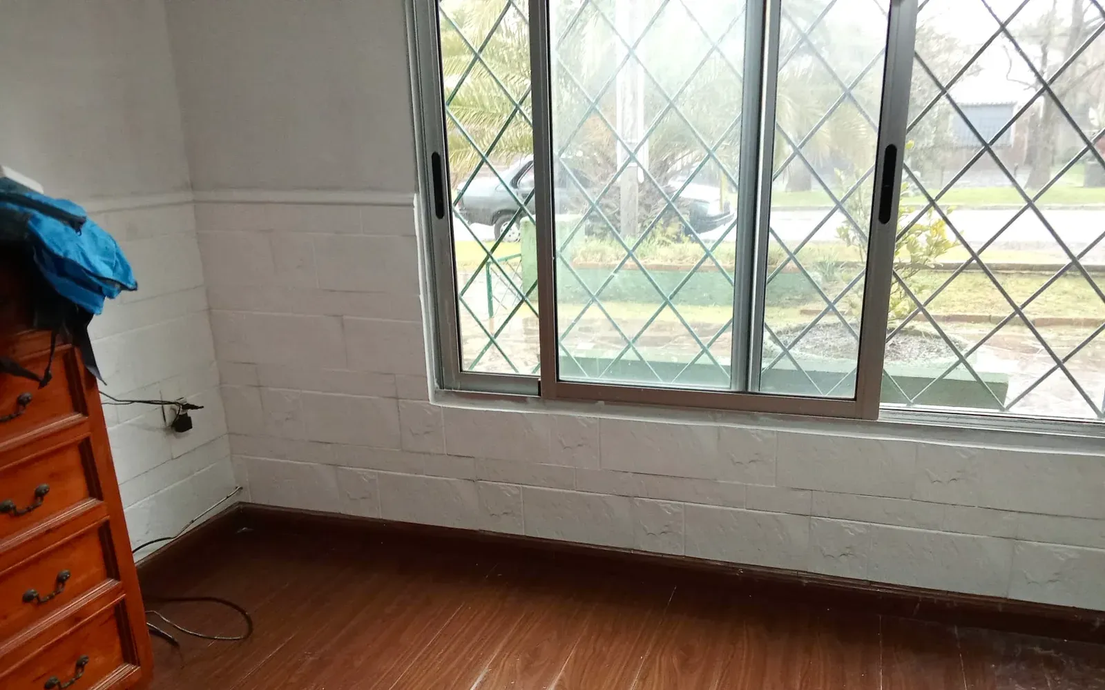 La misma pared del dormitorio renovada con placas de yeso